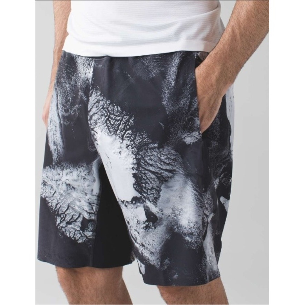 Lululemon Men's Shorts Assert Abstract Print Athletic Gym Workout 9 in Size M